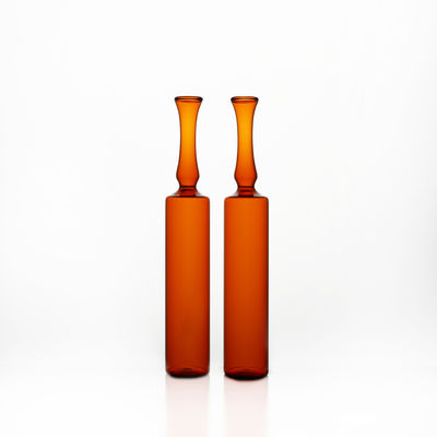 uso vacío del cosmético y del laboratorio de las ampollas de cristal 2ml